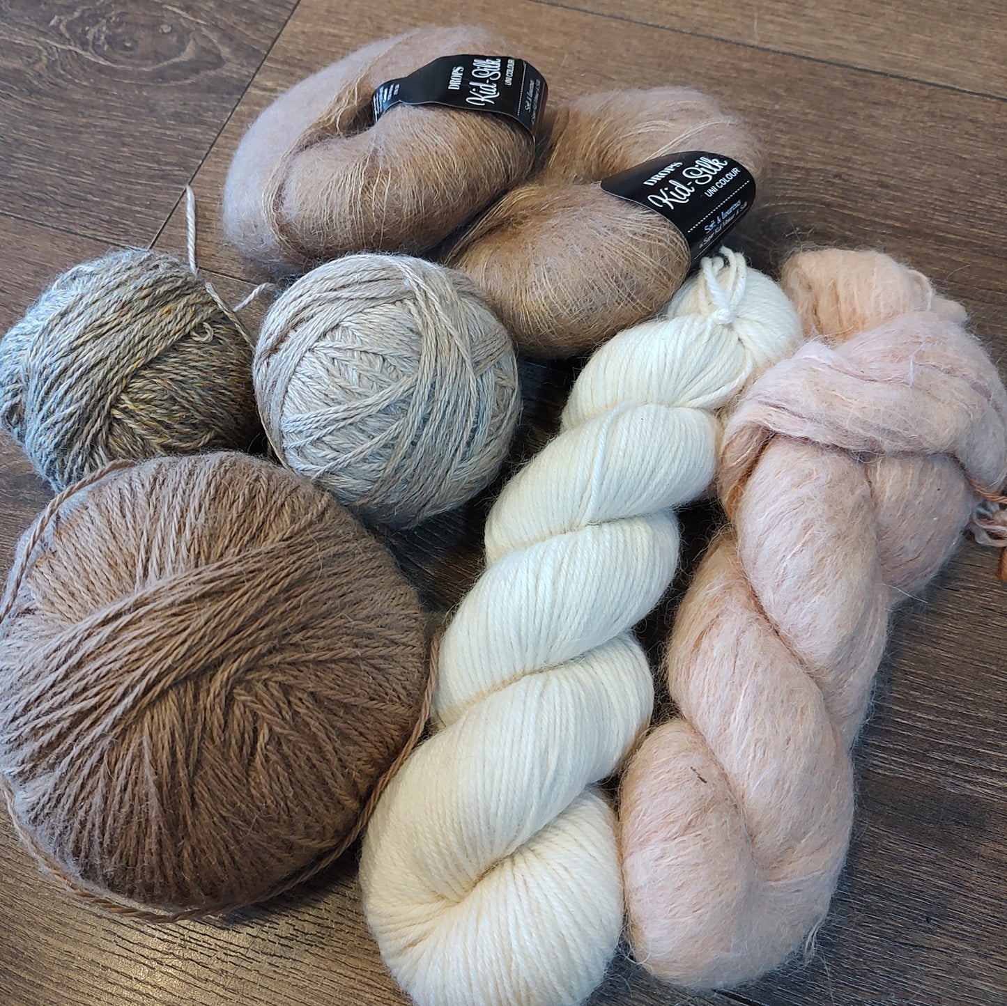 Yarn - peachy beige mixed bundle - 100