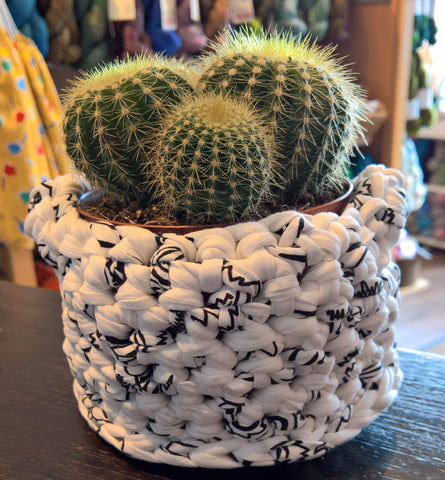 Next step crochet: make a pot with t-shirt yarn